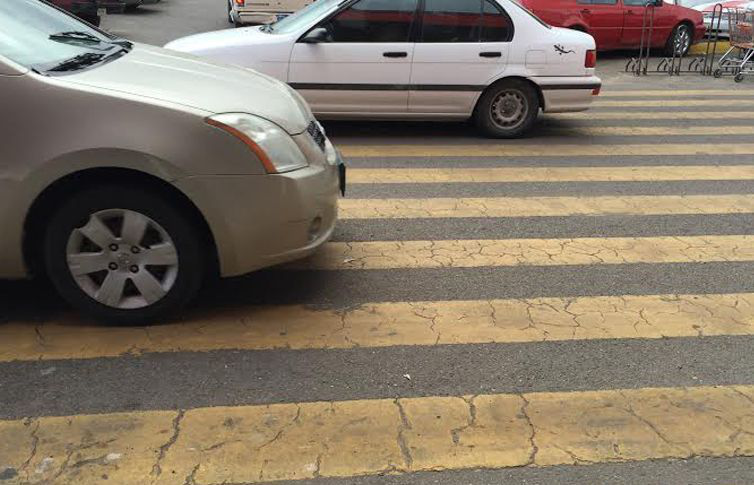 El Cruce peatonal también está de adorno; conductores no lo respetan: transeúntes