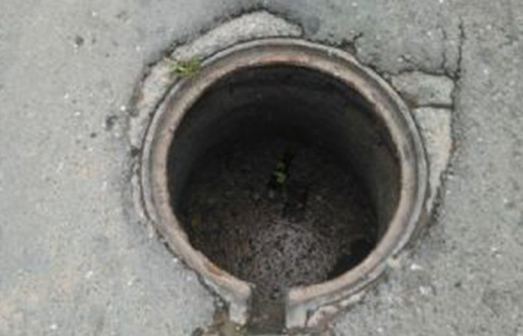 Alcantarilla se ‘traga’ a un bebé de 2 años en Torreón