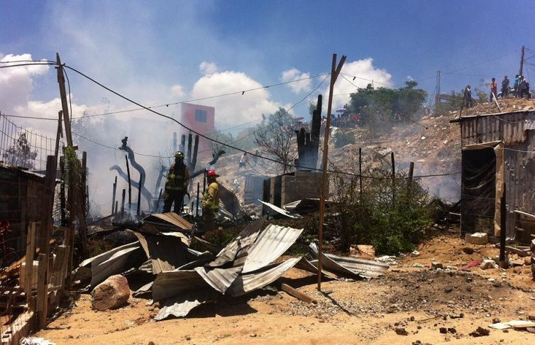 Fuego arrasó con dos viviendas en colonia Tierra y Libertad de CSL; no hubo heridos