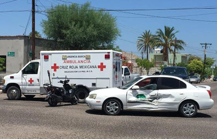 Italiano no hace alto y se estrella contra dos vehículos