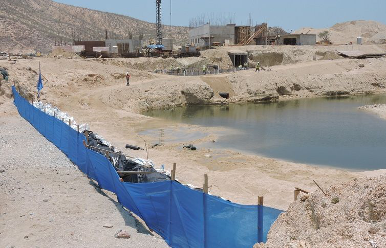 LA NEGLIGENCIA…Playa Chileno fue contaminada con combustible