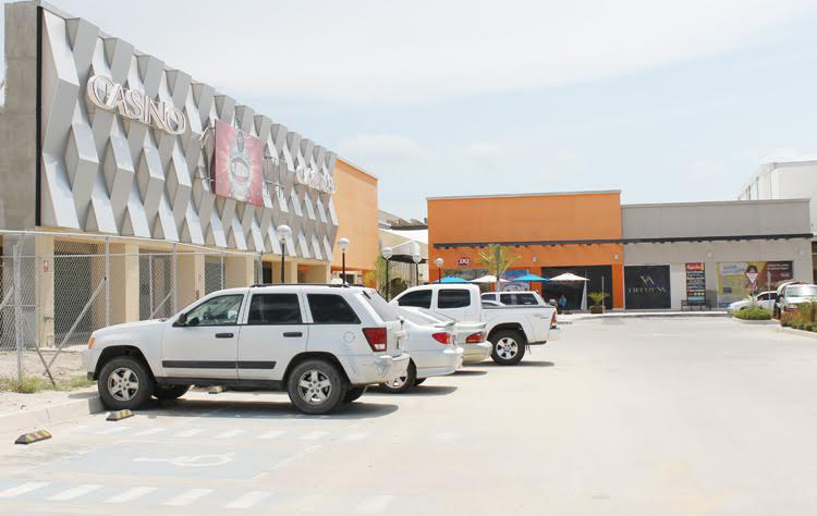 Irresponsables….Apostadores y empleados de casino invaden cajones para discapacitados