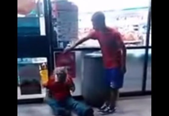 Jóvenes agreden a indigente en NL y lo presumen en Face