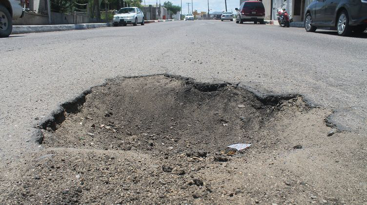 Colonos de El Rosarito denuncian calle con auténticos ‘‘cráteres’’