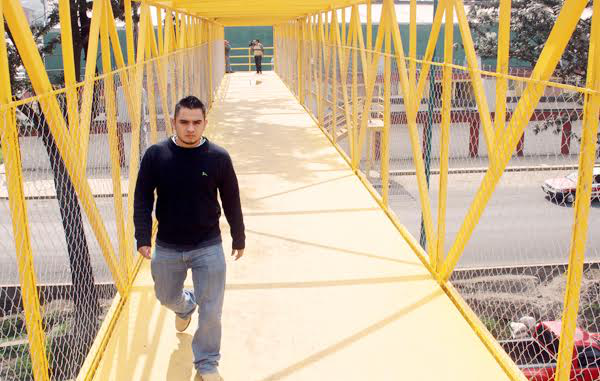 Por seguridad la gente debe usar los puentes peatonales, para eso están: automovilistas