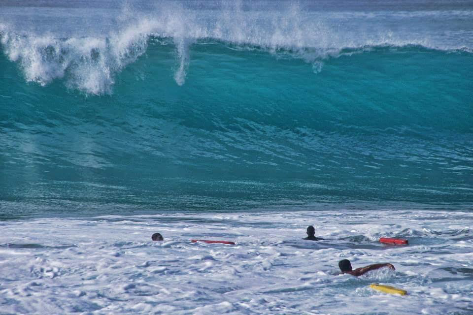 Casi pierde la vida una familia completa en playas de Cabo San Lucas