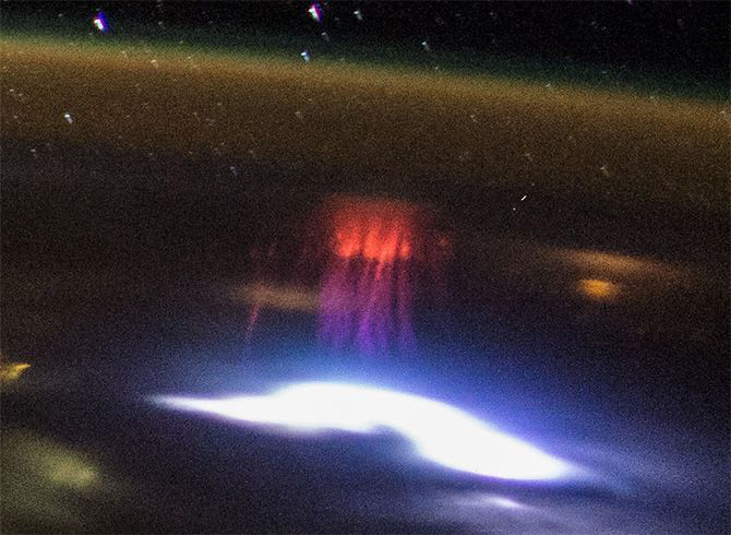 Captan desde el espacio extraño 'espectro rojo' sobre México