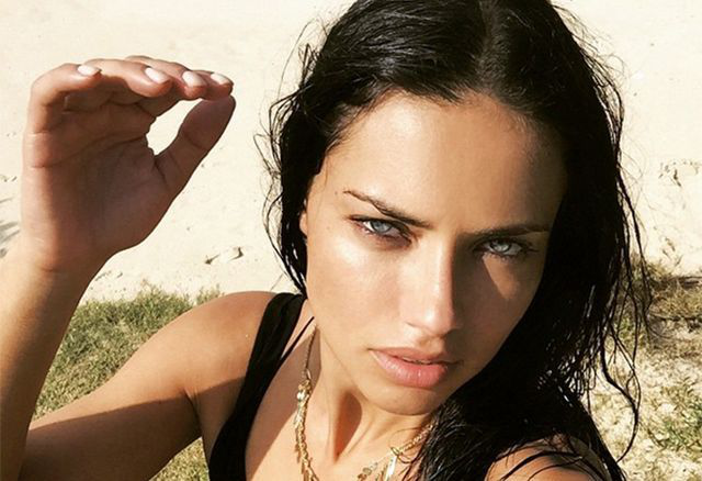 Adriana Lima es engañada por un fan y saluda a grupo terrorista