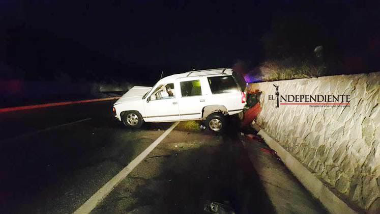 Tras volcar en el corredor turístico, automóvil es impactado por vagoneta