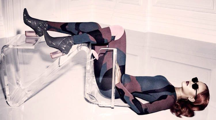 Rihanna posa sin ropa interior para 'Dior Magazine'