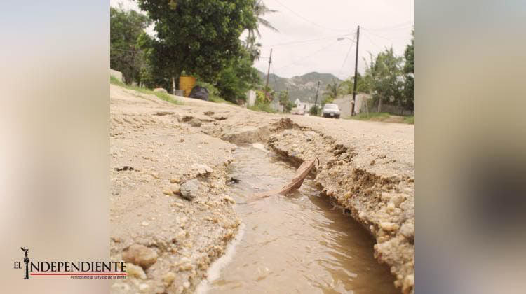 Cumple más de 15 días una fuga de agua en colonia San José Viejo, denuncian vecinos