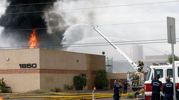 Explotan contenedores de aceite en Phoenix