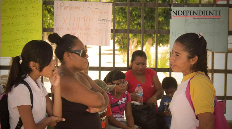 Sigue cerrada escuela Encarnación Cosío; autoridades no han atendido queja, afirman padres de familia