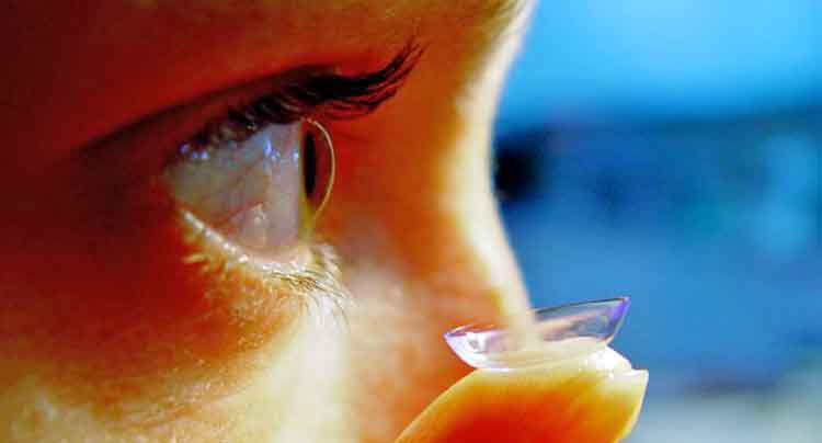 Pierde la vista de un ojo por no quitarse los lentes de contacto
