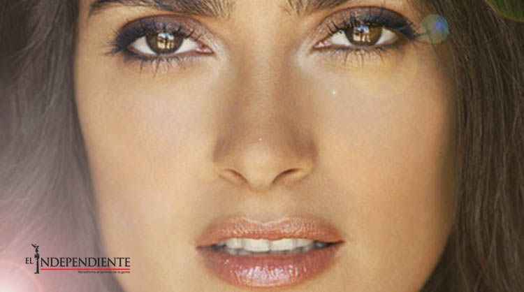 Salma Hayek luce escote y blusa transparente