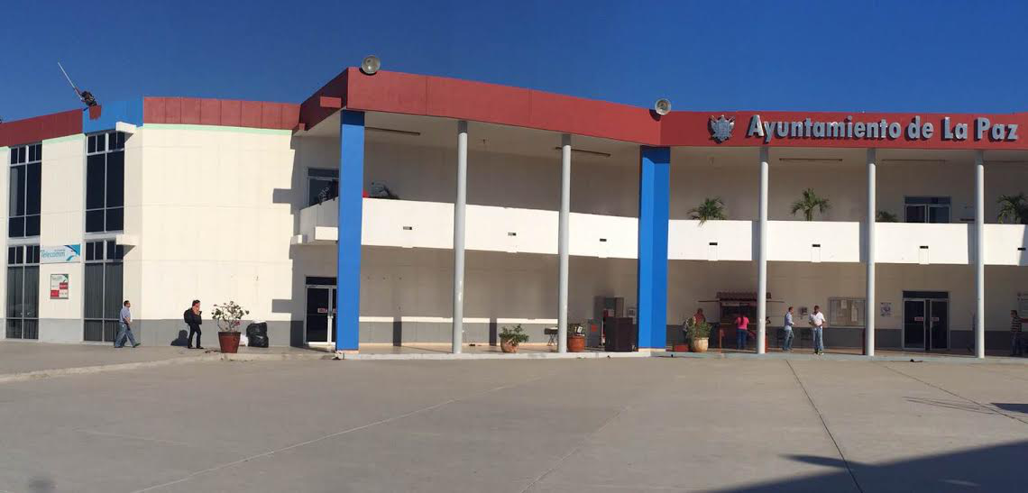 Pintan ahora de azul los edificios gemelos del Ayto de La Paz