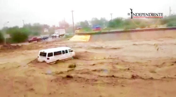 Arroyo arrastra a camioneta con 13 pasajeros