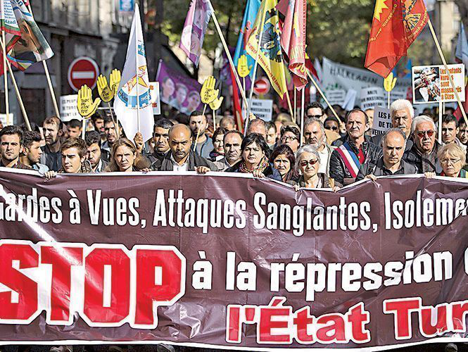 Policía turca reprime marcha en honor a víctimas del atentado