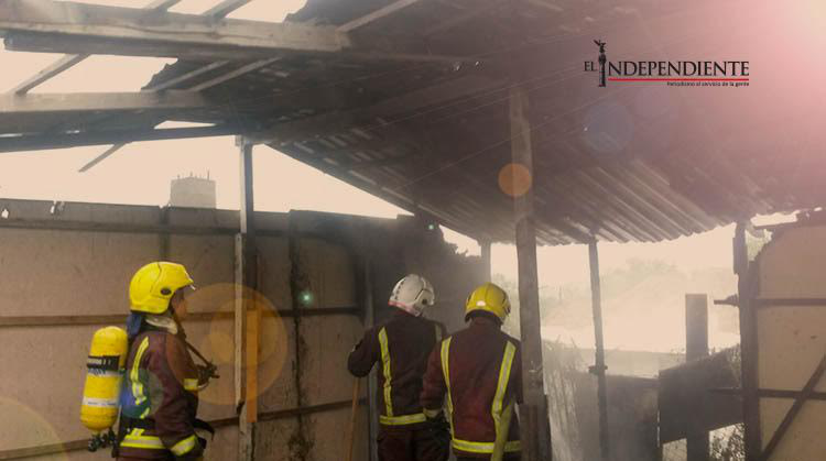 Septuagenario es rescatado del incendio de una casa en invasión Santa Rosa