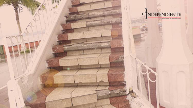 En total deterioro las escalinatas del kiosco del malecón