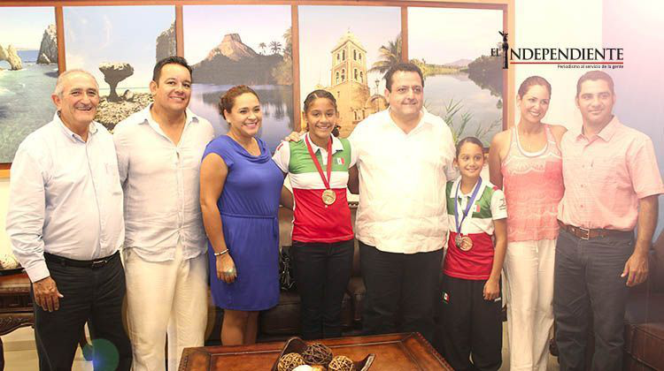 Recibe mandatario estatal a medallistas panamericanas de clavados