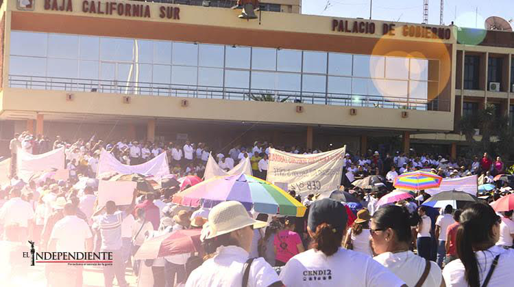 Con todo y amenazas de descuentos continuarán manifestándose los maestros