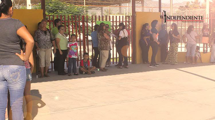 HARTOS…. Padres de familia cierran escuela Fernando Burgoin de SJC