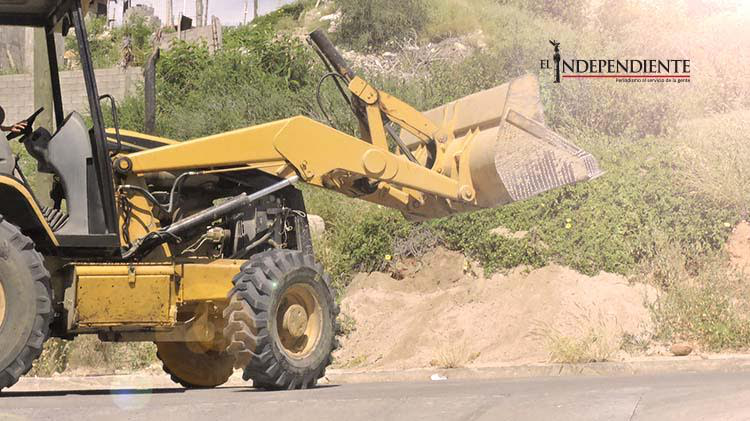 Servicios Públicos limpia tierra de la Valerio González y la deposita en terrenos baldíos