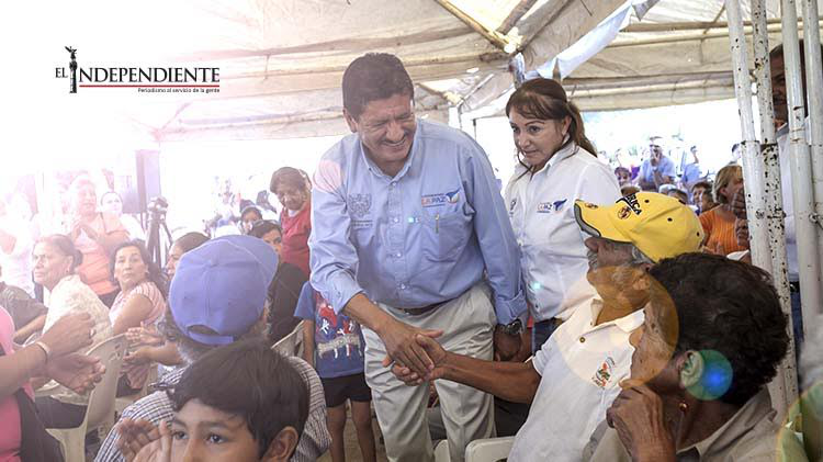 Continúa el alcalde entregando apoyos a damnificados por las lluvias