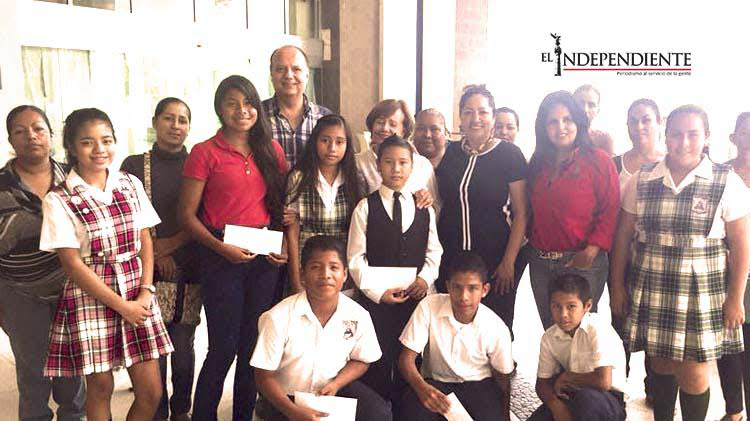 Club Rotario Los Cabos hace entrega de 10 becas a niños de escasos recursos