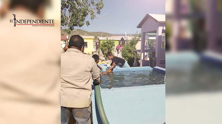 Abastece SAPA con 270 mil litros de agua a panteones de La Paz