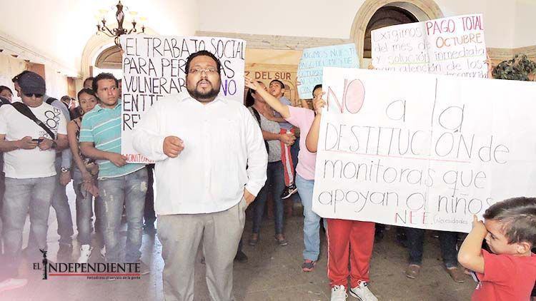 Se manifiestan trabajadores municipales