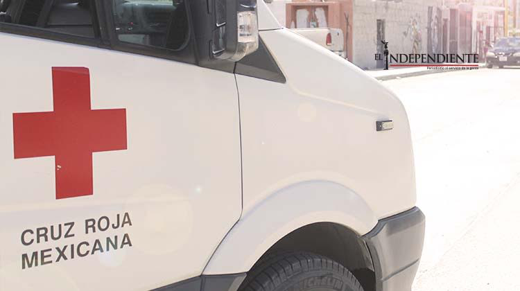 Ebrio sujeto golpea a paramédico que lo atendía