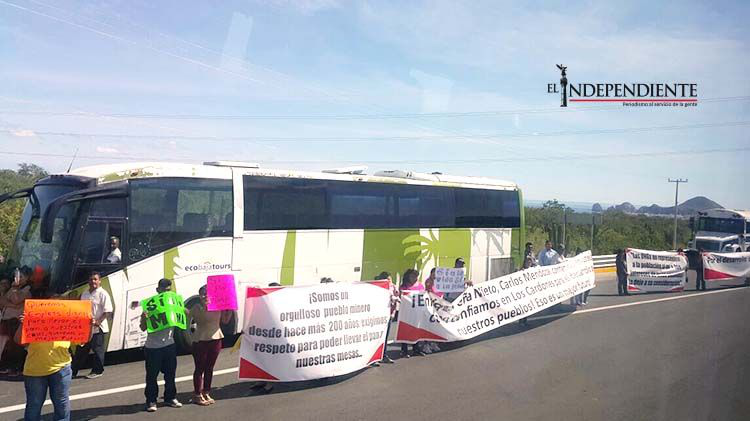 Se manifiestan durante acto de Peña Nieto a favor de la mineria