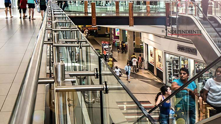 Detienen a pareja que tenía sexo oral frente a sus hijos en centro comercial