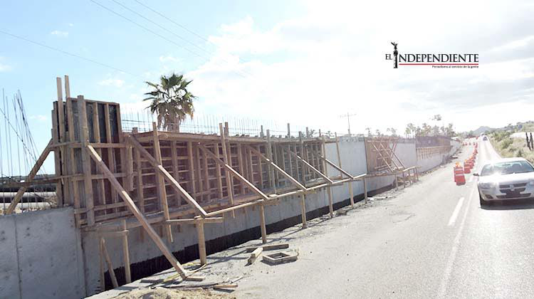 Despierta molestia y dudas construcción de muro en el corredor turístico