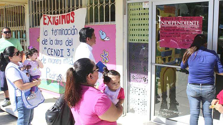 Suspendieron labores padres de familia del CENDI 03