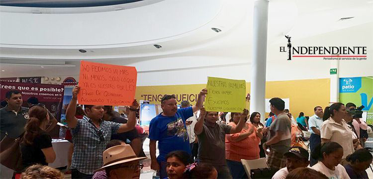 Ex trabajadores del Ayto se manifiestan durante la feria estatal de empleo