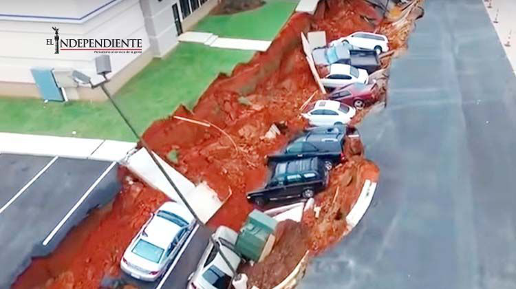 Enorme agujero se "tragó" varios autos en Mississippi