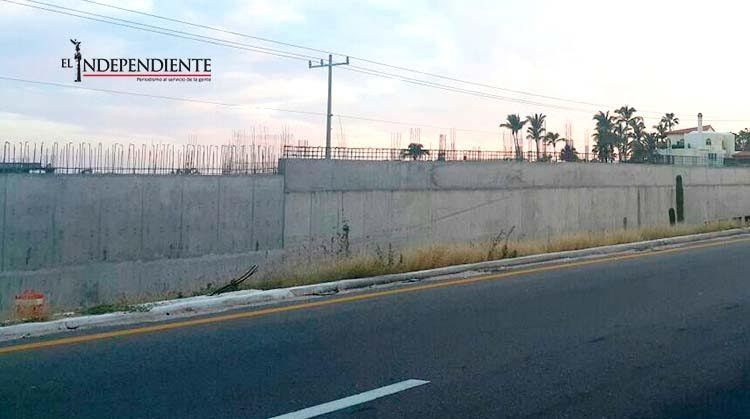 Se quejan los ciudadanos por la construcción de muro en corredor turístico