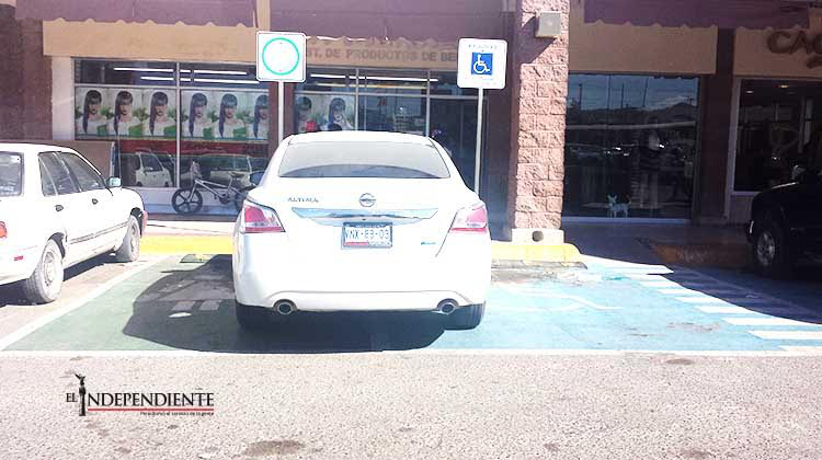 Multará Transito Municipal de Los Cabos a quien se estacione en lugares para discapacitados