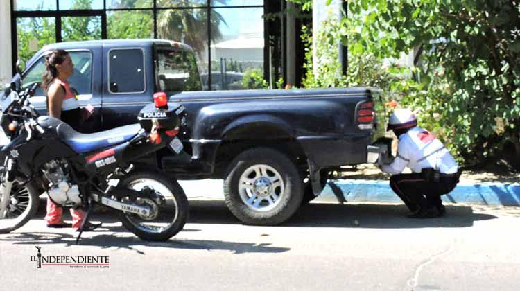Tránsito aplica mano dura a automovilistas que no respetan lugares para discapacitados