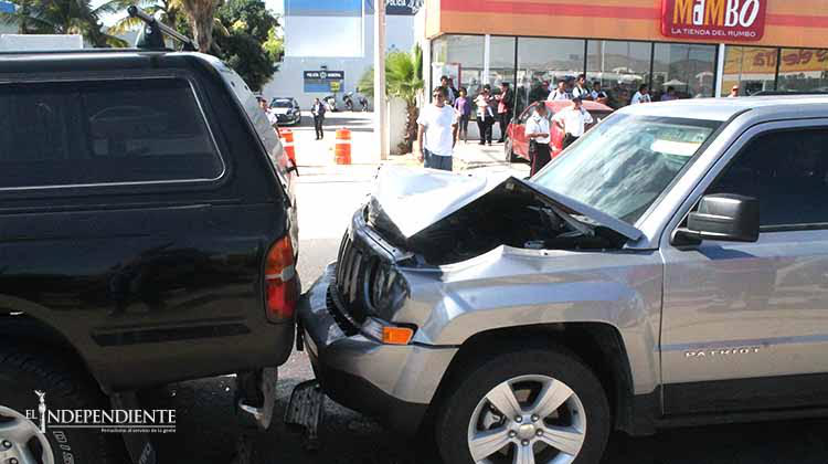 Se registra carambola entre cuatro vehículos en SJC