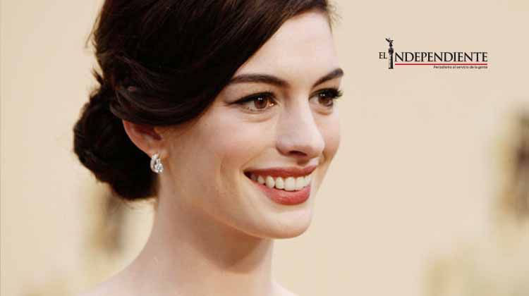 Anne Hathaway presume su embarazo en bikini