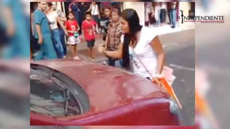 Mujer celosa paralizó el transito exigiendo a su esposo que sacara a la amante del carro