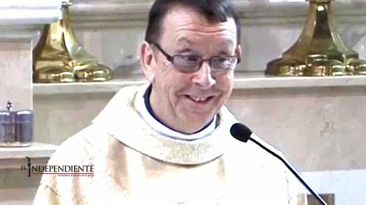 Padre da la bendición a policías en Europa