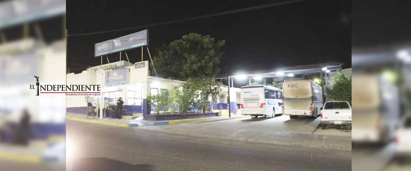 A punta de cuchillo asaltan terminal de autobuses en SJC