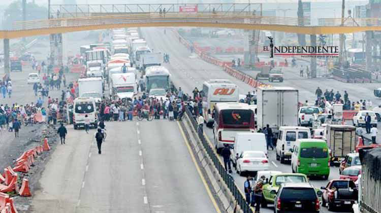 Policías antimotines vigilan bloqueo en la México-Puebla