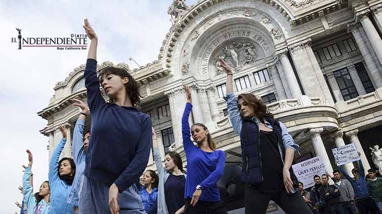 Bailarines de Compañía Nacional de Danza se manifiestan en Bellas Artes
