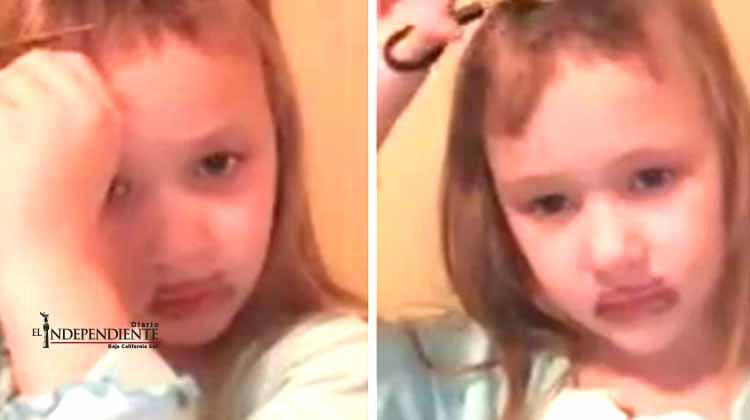 Niña cortandose el pelo me recuerda